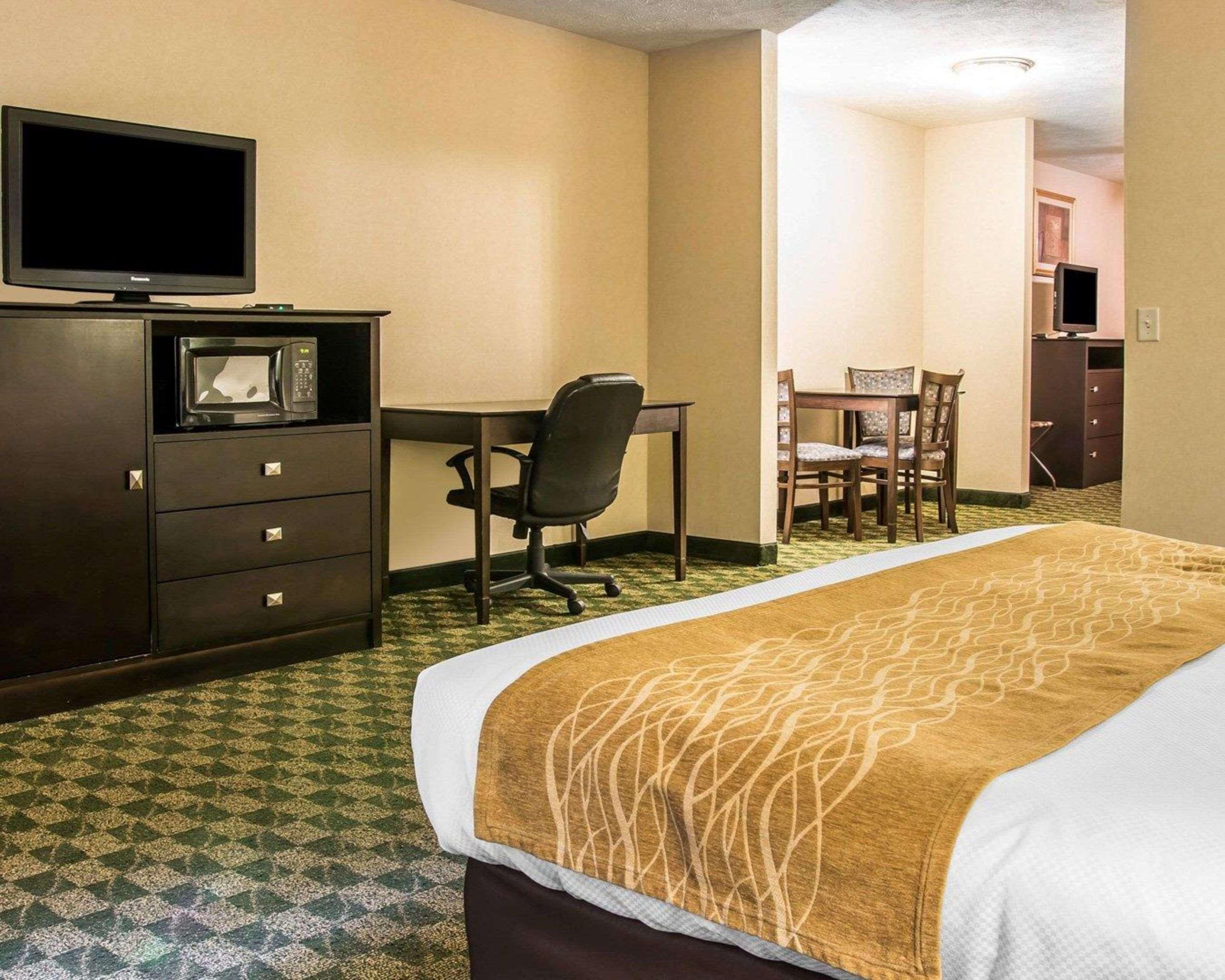 Comfort Inn Whitehall Near Michigan'S Adventure Екстер'єр фото