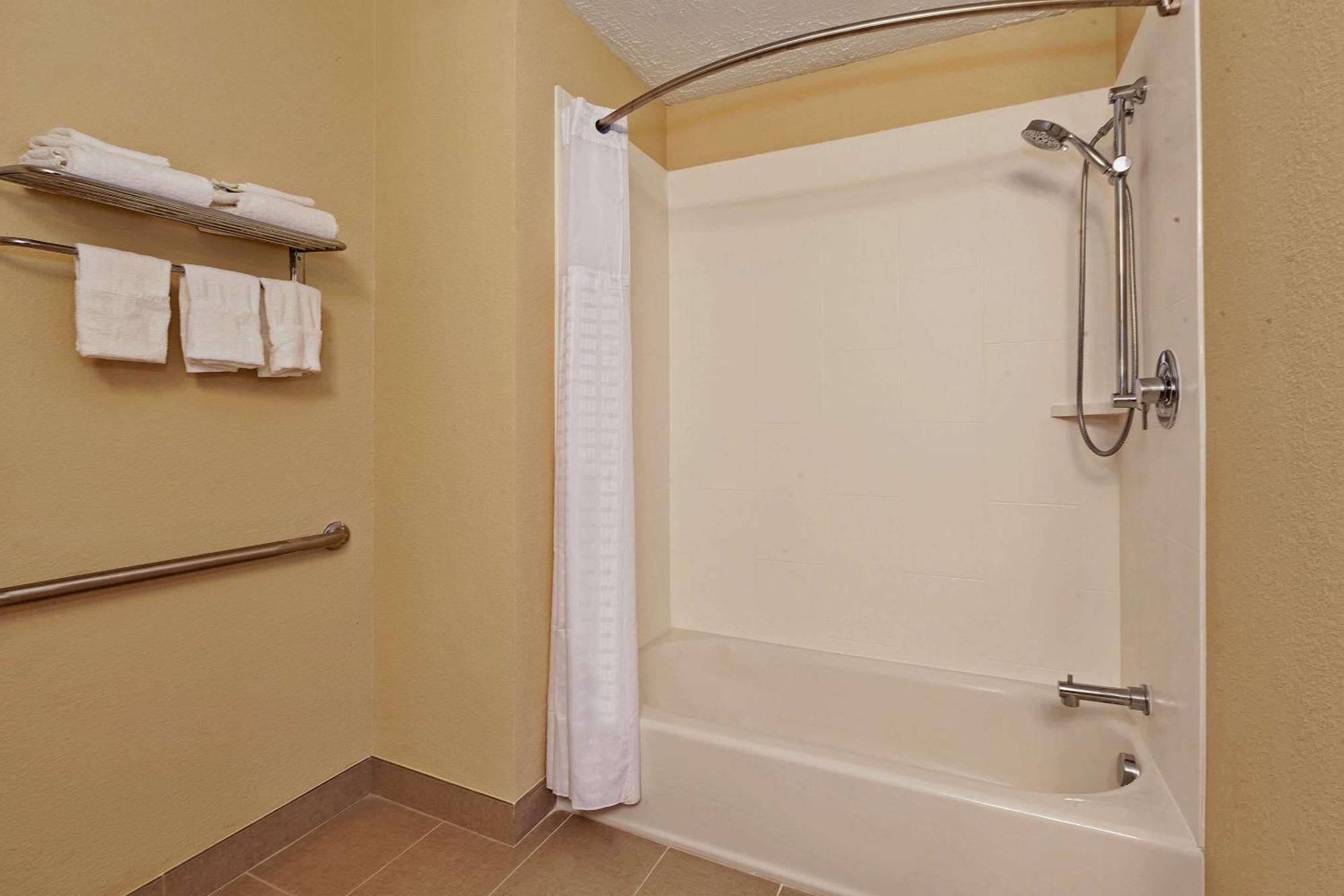 Comfort Inn Whitehall Near Michigan'S Adventure Екстер'єр фото